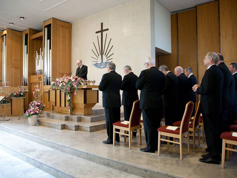 Stammapostel Leber (l.) mit den Apostel, Bischöfen und Bezirksältesten am Altar