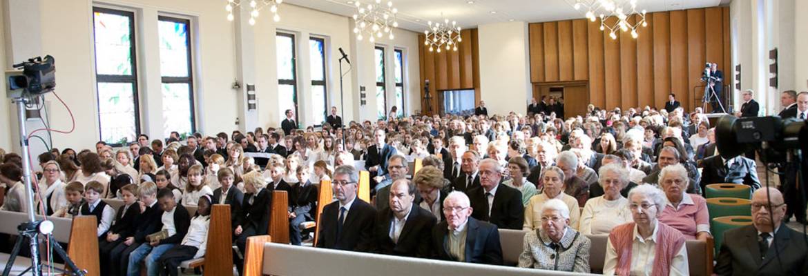 Knapp 450 Gläubige haben sich in der Gemeinde zum Gottesdienst eingefunden