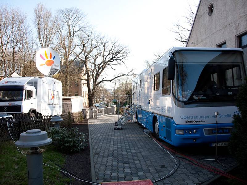 Ü-Wagen-Technik neben der Kirche: Der Gottesdienst wird in 68 weitere Gemeinden in der Region übertragen