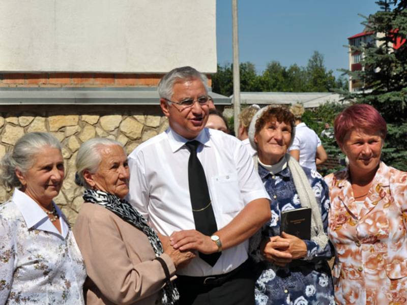 Nach dem Gottesdienst: Bezirksapostel Nadolny im Gespräch