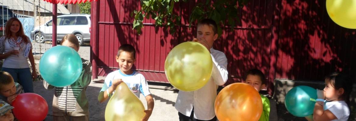 Für die Kinder sind Spiele vorbereitet