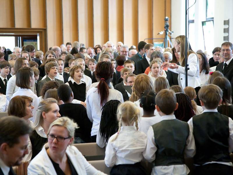 Ein 50-köpfiger Kinderchor des Kirchenbezirks Berlin-Südwest gestaltet den Gottesdienst musikalisch mit